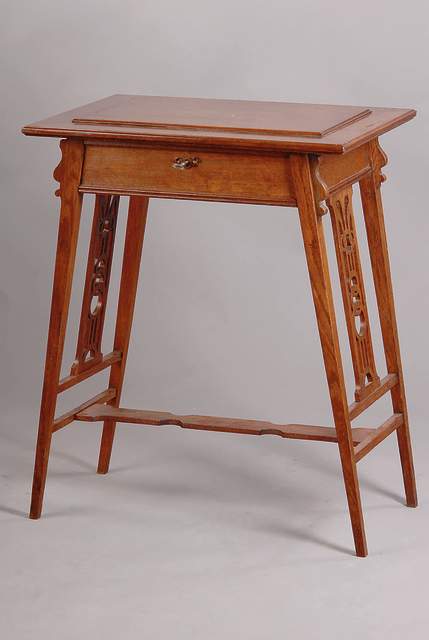 Nähtisch, deutsch, um 1900, Jugendstil, Eiche mass., seitl.stiltypische Sägearbeit, aufklappbar m.Spiegeleinsatz u.Innen- Einrichtung, ca.70x56x37cm