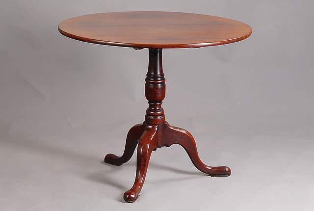 Tiltop Table, England, Mitte 19 Jh., Mahagoni, 3-beiniger Fuß gedrechselt, Platte klappbar, H.ca.68cm, D.ca.80cm