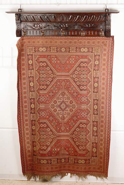 Hängegarderobe mit Wandbehang, wohl Belgien, um 1880/90, Buche mass.auf Nußbaum gebeizt z.T.auf Rahmen gearbeitet, getreppt, Lisenen m.Maskeronen, ...
