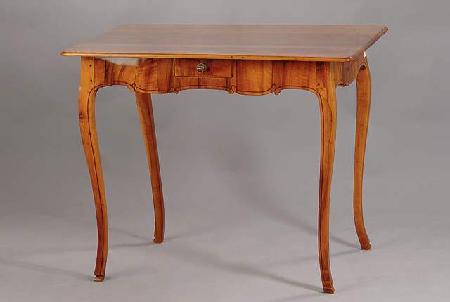 Spieltisch, süddeutsch, um 1760/70, Nußbaum mass., geschweifte Füße, 4-schübig, Zarge m. geschweiften Beinen, urspr.Geißfüße, diese ...