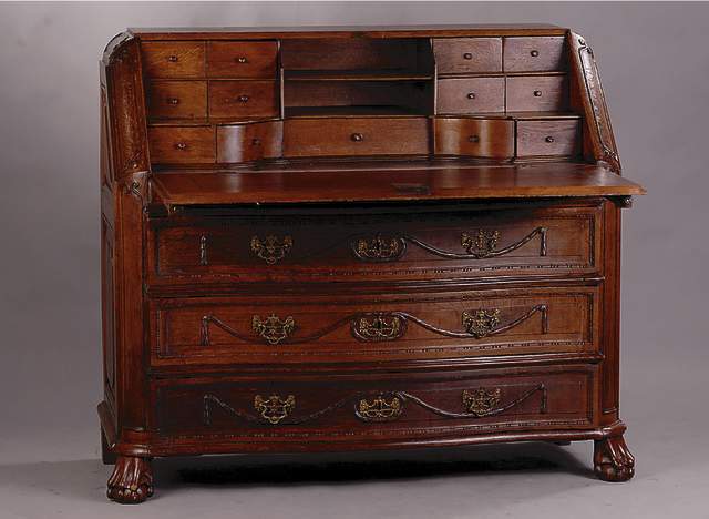 Sekretär, Neuwieder Raum, um 1760, Eiche mass. komplett auf Rahmen gearbeitet, 3- schübig, Front geschweift, Schubladen m. aufgesetzten einfach ...