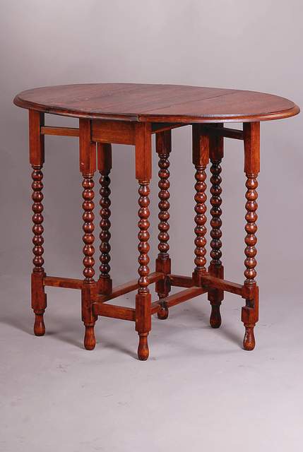 Klapptisch, England, um 1880, Eiche mass., Beine gedrechselt, beiseitig abklappbar, ca. 73x62x30(90)cm