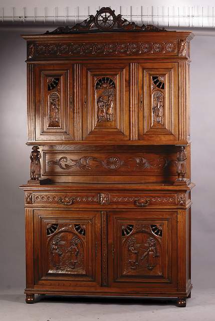 Aufsatzbuffet, Bretagne, 1880/90, Kastanienholz mass., reich geschnitzt m. Rocaillen u.Rosetten, Füllungen m. bretonischen Bauernszenen, kannelierte ...
