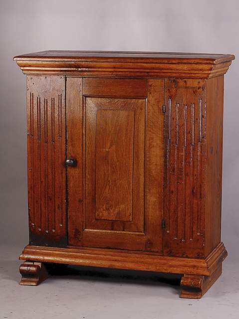 Bauernschrank, Hessen, Raum Vogelsberg, um 1770-1810, Eiche mass., Tür auf Rahmen gearbeitet, Rahmen einfach getreppt, Inlet passig, Zierleisten ...