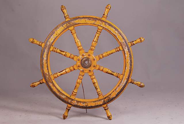 Schiffssteuerrad, 30er J., mass. Mahagoni mit Metallmontur, gelb lackiert, Speichen gedrechselt, altersbed.Lacksch., D.ca.110cm