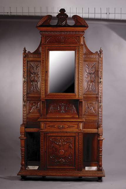 Garderobe, Holland, um 1880, Eiche mass. Rahmen m.Flachschnitzereien, Füllungen m. aufgelegten Schnitzereien, facett. Spiegel- Einsatz, ...