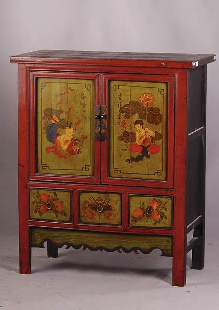 Halbschrank, China, um 1910, rot lackiert, Füllungen bunt bemalt, Alters-u.Gebr.-sp., ca.108x91x44cm