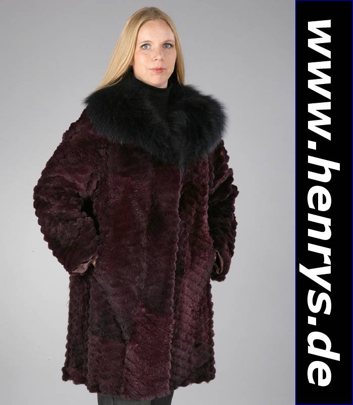 Geschorene Oppossum-Longjacke, mit Fuchskra- gen, Gr. ca. 40, brombeerfarbene gefärbte geschorenen Oppossum Felle, in Rautenoptik, l.ausgestellte ...