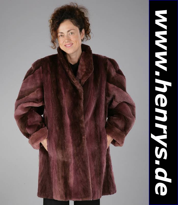 Geschorene Fuchslongjacke, Gr. ca. 38/40, in versch. Brombeerfarben eingefärbt, lilafarbenes Innenfutter, 2 seitl. Einschub- taschen, Kragen, ...