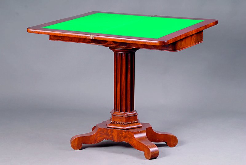Spieltisch, deutsch, um 1840, Mahagonifurnier, säulenartiger Mittelfuß, stark profiliert, in Sechsecksockel auslaufend, 4 Füße, Platte m. gesp. ...
