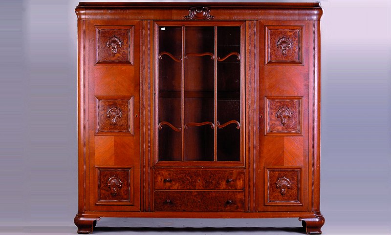 Bücherschrank, deutsch, um 1910, kompl. auf Weich/Hartholz gearbeitet, Eichefurnier z.T.gespiegelt verlegt, 2 integr. Schubladen, Seiten auf Rahmen ...