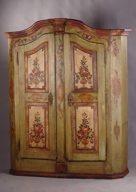 Bauernschrank, süddeutsch, um 1810/20, ev. Bodenseeraum, Weichholz, Front auf Rahmen gearbeitet, Kopf doppelt geschweift, abgeplattete Ecken, Front ...