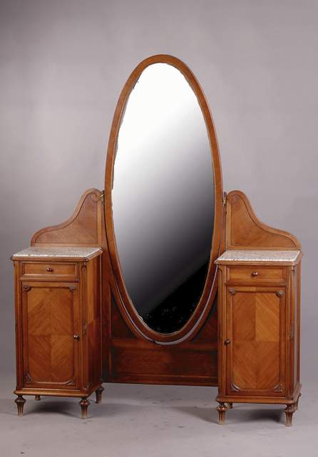 Frisierspiegel, Frankreich, um 1910, Korpus Hartholz, Nußbaumwurzelholz, gespiegelt verlegt, ovaler Spiegelteil facett., 2 integr.Schubladen, ...