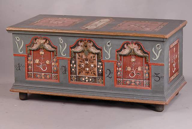 Deckeltruhe, süddeutsch, um 1830/40, Weicholz, alte Bemalung part.aufgefrischt, Front reiche gegliedert mit z.T. aufgeschnitzten Reihen in Form ...