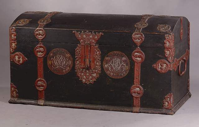 Buckeltruhe, süddeutsch, um 1750, mass. Eiche, reiche Eisenbeschläge in Form v. Rocaillen u.Zierbändern z.T.über Ecken laufend, Schloß primär, ...