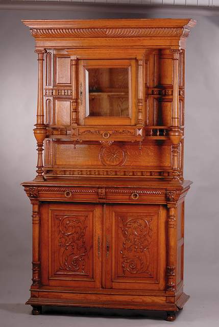 Aufsatzbuffet, wohl Frankreich, um 1880/90, mass.Eiche, in sich 3-fach gegliedert, Oberteil, Mittelteil, Unterteil, Phantasiesäulen, freistehend, ...