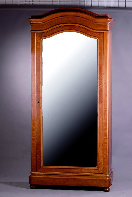 Spiegelschrank, Frankreich, um 1900, mass. Eiche, auf Rahmen gearbeitet, Ecken abgerundet, Fuß 4-fach getreppt, Kopf 4-fach gestuft u.geschweift, ...