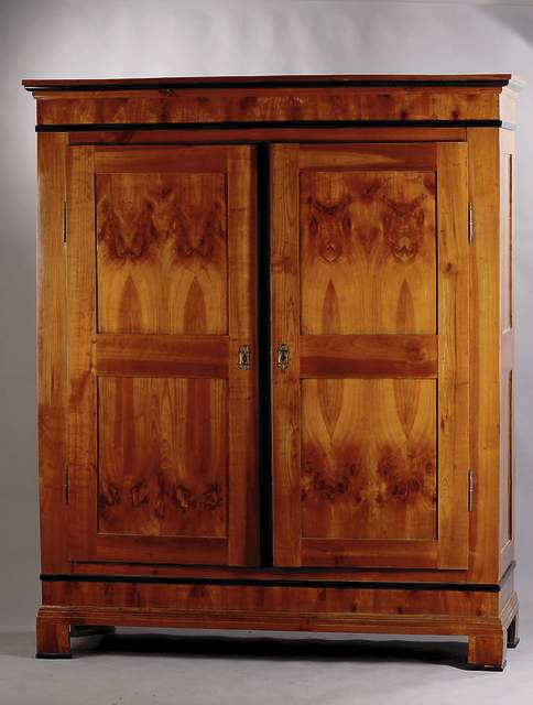 Schrank, deutsch, Baden/Pfalz, um 1830, massiv Kirschbaum, Rückenteile Weichholz, auf Rahmen gearbeitet, 6 Inlets, diese z.T. doppelt gespiegelt ...