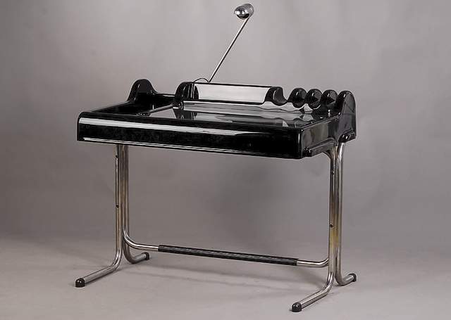 Designer-Schreibtisch bzw.Schminktisch, wohl deutsch, um 1960/65, Stahlrohr, Teilverglasung, Arbeitsteil schwarzer Kunststoff, Lampe aus der Zeit, ...