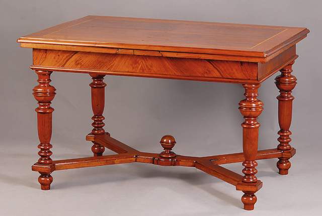Ausziehtisch, deutsch um 1890, Korpus Weich/Hartholz, Wurzelnußfurnier z.T. gespiegelt verlegt, Bandintasien Ahorn, Beine reiche Drechselarbeit in ...