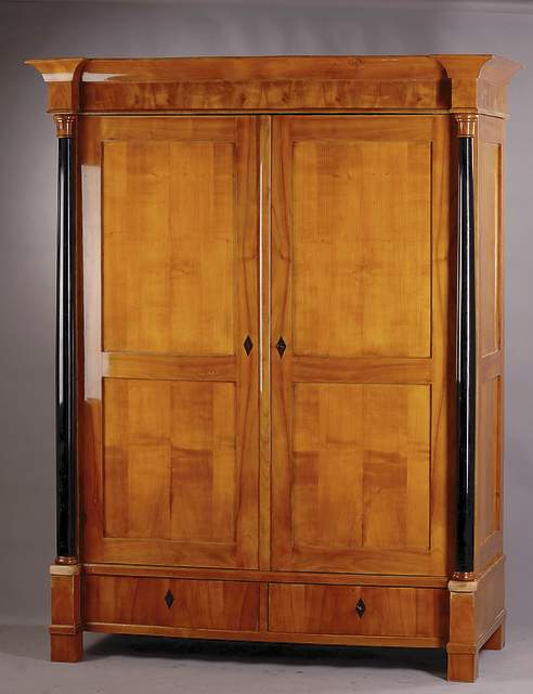 Biedermeierschrank, wohl Berlin oder mitteldeutsch, um 1820/30, Korpus auf Rahmen gearbeitet, mass.Obstholz kirschbaumfarben gebeizt, 6-fach ...
