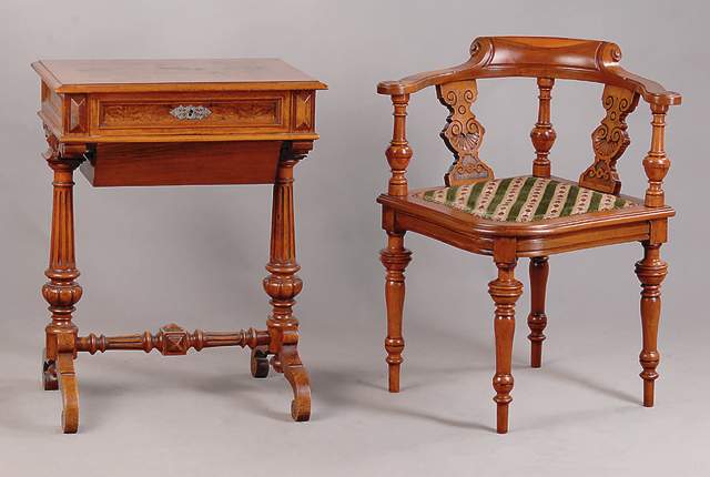 Nähtisch, deutsch um 1880/90, Gründerzeit, Korpus Hartholz/Weichholz, Untergestell massivNußbaum, eklektizistischer Stil, reiche Drechselarbeit, ...