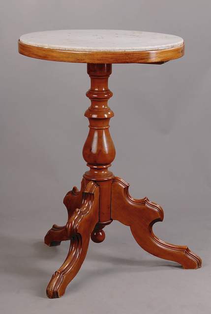 Beistelltisch/Blumentisch, deutsch, um 1870/ 80, Nußbaum mass., Unterbau u.Zarge, 3 Auslegerbeine, diese 3-fach geschweift u. doppelt gerieft, ...