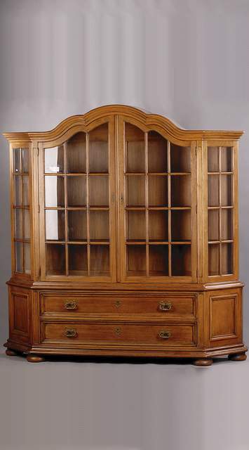 Große Prunkvitrine, Holland, um 1920, Eiche mass., gedrückte Kugelfüßen, unten 2 Schubladen, stark abgeschrägte Ecken, kassett.Füllungen, oben ...