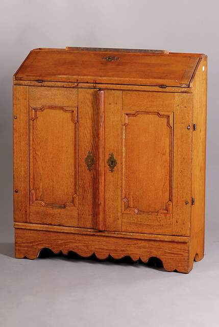 Schreibpult, süddeutsch, um 1760-70, Eiche, Unterteil mit 2 Türen, auf Rahmen gearbeitet, teils profiliert, Schrägklappe, einfach ...