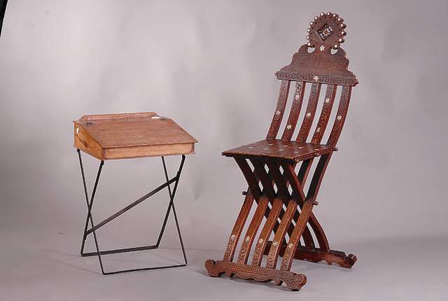 Scherenstuhl, Marokko, um 1900, Holz mit reichen Flachschnitzereien u.Perlmutt- Intarsien, klappbar, H.ca.100cm, Sitzh.ca. 51cm