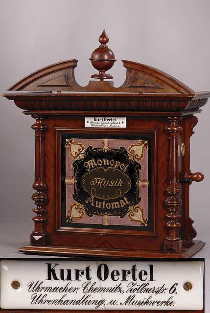 Monopol-Musikautomat, Fabrik Leipziger Musik- werke, um 1890/1900, Verteiber Kurt Öertel Chemnitz, Front verglast, rückseitig beschriftet, Gehäuse ...