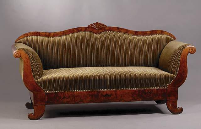 2-sitzer Biedermeiersofa, süddeutsch/ Frankfurt, um 1835/40, Korpus Weichholz, Wurzelnußfurnier gespiegelt verlegt, Andeutung von Füllhörnern ...