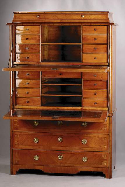 Prunkschranksekretär, Schweiz, um 1780/ 1810, Korpus Weichholz, 2-teilig, Unterteil 3-schübig, Kirschbaumfurnier, doppelt bzw.4- fach gespiegelt, ...
