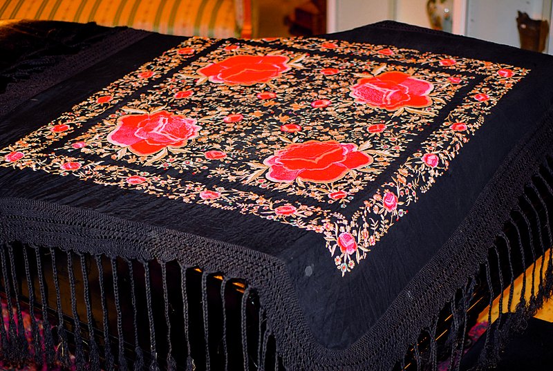 Flügeldecke, Japan, um 1900, Seide/Seide, schöne reiche Blumenstickerei, eingefasst v.Häkelarbeit u.langen Fransen, Seide z.T.besch., ca.145x145cm ...