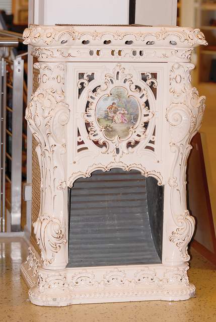 Gaskaminofen, wohl Villeroy & Boch, Dresden, um 1870/80, Steingut, mittig runde bemalte Bildplatte, Schäferpaar, Barockstil, goldgehöht, ...