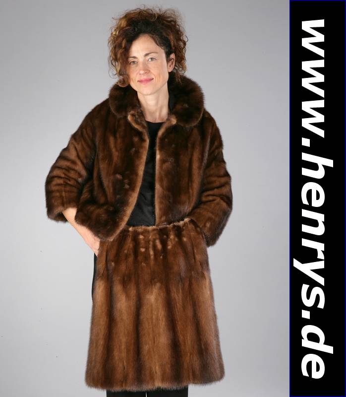 Nerzkostüm, best. aus: Jacke Gr. ca. 32, grün/braun gemustertes Innenfutter, 1 seitl. Innentasche (am Saum offen), und Rock, Rückenlca. 49 cm, ...