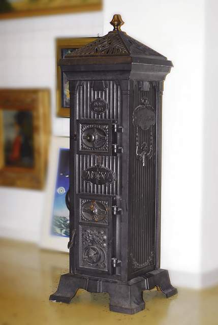 Gußeiserner Ofen, sign. Christensen, um 1910, schöner strenger Jugendstildekor, Schamottauskleidung fehlt, ca. 114x37x37 cm