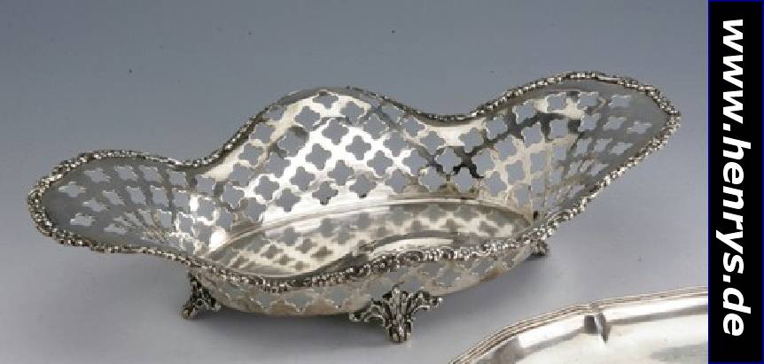 Ovale Anbietschale, Amerika, TIFFANY & Co., 925er Silber, Rand floral verz., Durchbrucharbeit, 4 Füße, ca. 7 x 33 x 20 cm, ca. 530 g