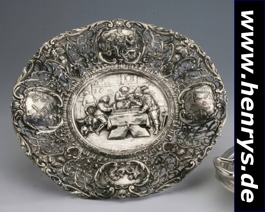 Prunkanbietschale, deutsch, Hanau um 1890/ 1900, 800er Silber, reiche Durchbruchar- beit, mittig Wirtshausszene, z.T. erhaben, aufFahne 4 Kartuschen ...