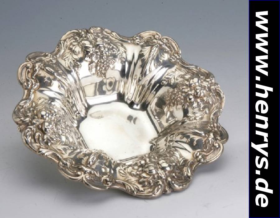 Anbietschale, Amerika, 925er Silber, Reed & Barton, Rand 8-fach gelappt, abstrakt floral, z.T. erhaben verz., Weinlaubdekor, ca. 4 x 20 x 20 cm, ca. ...