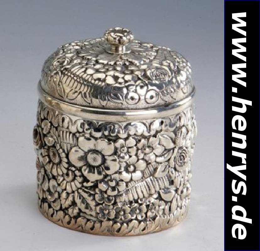 Deckeldose, Amerika, TIFFANY & Co., 925er Silber, reich floral verziert, barockisierend, Deckelbekrönung in Form einer Blüte, min. verbeult. H. ...