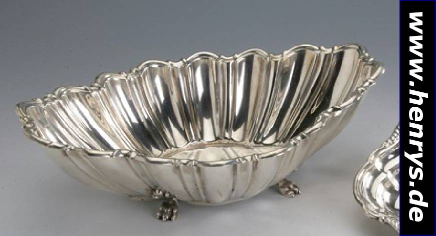 Ovale Anbietschale, Amerika, Reed & Barton, 925er Silber, Rand in abstrakter Wellen- form, 4 Klauenfüße, Kratzsp., ca. 32 x 22 x 8 cm, ca. 650 g