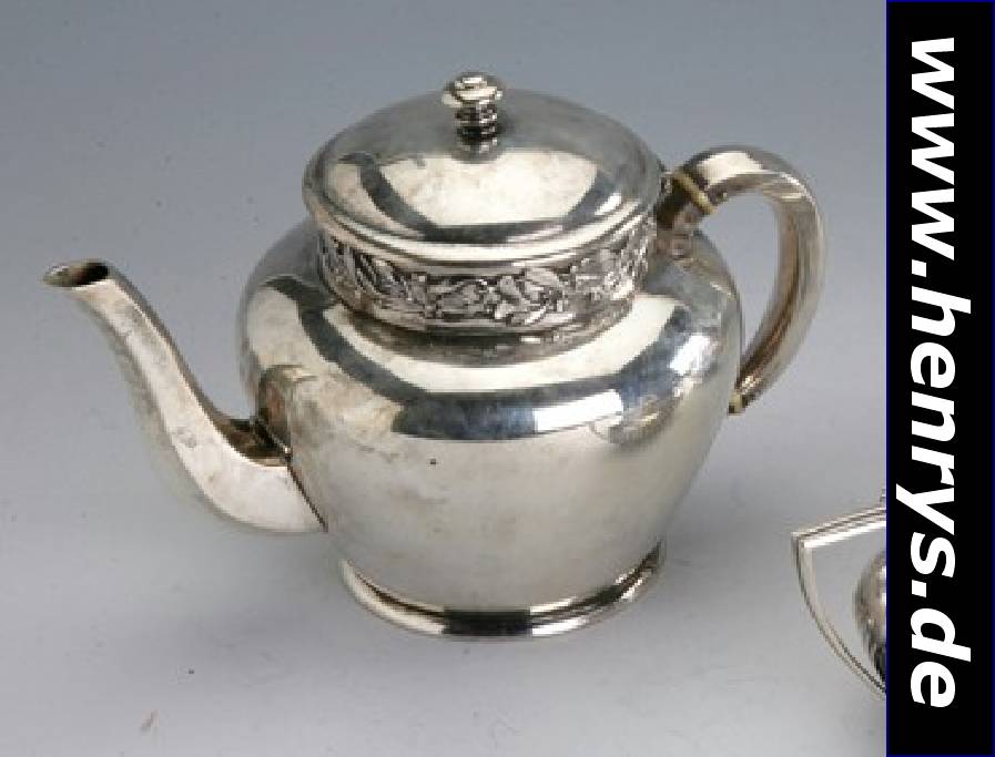 Teekanne, Frankreich/Paris um 1900/10, 950er Silber, sign. Boulenger, Rand mit Misteldekor, Standring getreppt, gebauchte Form, Griffe mit ...