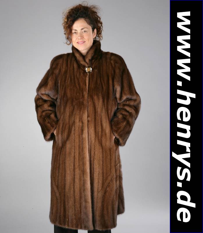 Nerzmantel, Gr. ca. 42, Innenlabel: Saga Mink, Superb Quality, Ranched Mink, gemustertes Innenfutter, 2 seitl. Einschubtaschen, Rückenl. ca. 110 ...