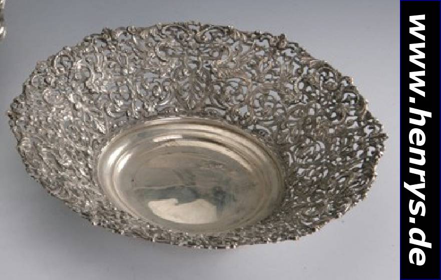 Anbietschale, Spanien, 800er Silber, Rand mit reicher Durchbrucharbeit mit Drachen-motiven und abstraktem Dekor, H ca. 6 cm, D ca. 27 cm, ca. 465 g, ...