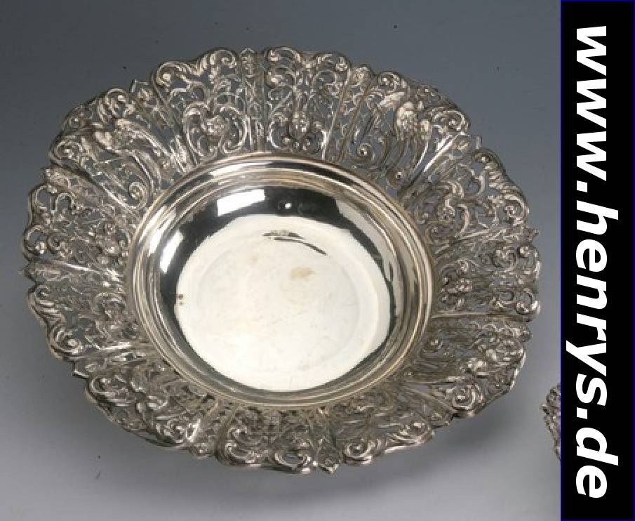 Große Anbietschale, Spanien, 800er Silber, Rand mit Durchbrucharbeit mehrfach gelappt, mit Vögeln und abstr. Fischdekor verziert, H ca. 6.5 cm, D ...