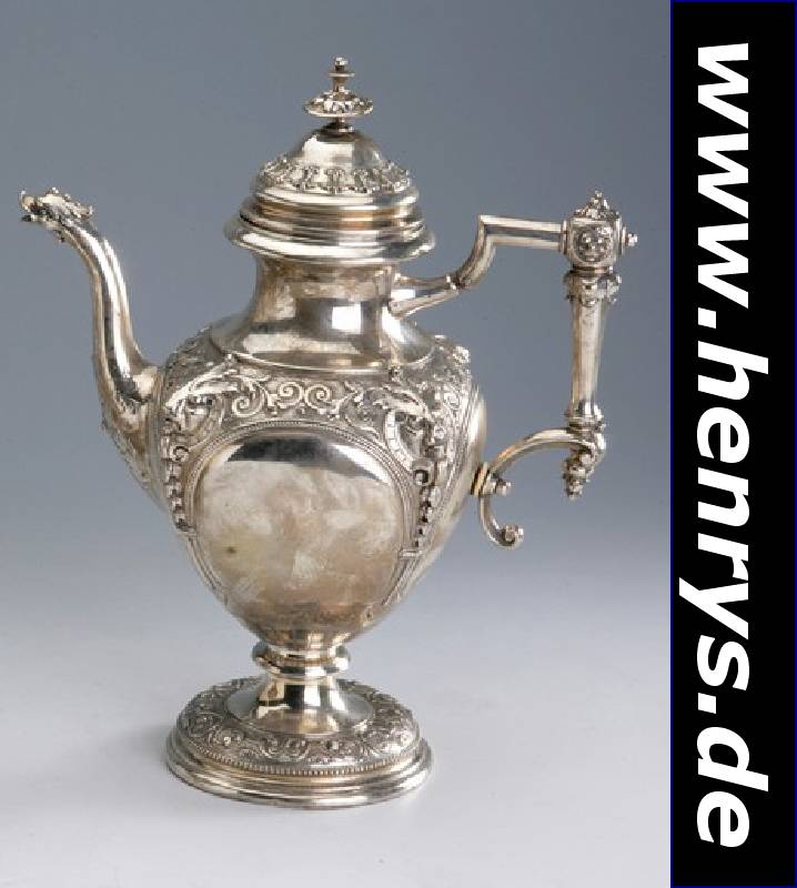 Kaffeekanne, deutsch um 1870/80, Silber gepr., halplastische Löwenköpfe, abstrakt floral verziert, Ausguß mit stil. Fischkopf, perlleistenverz., ...