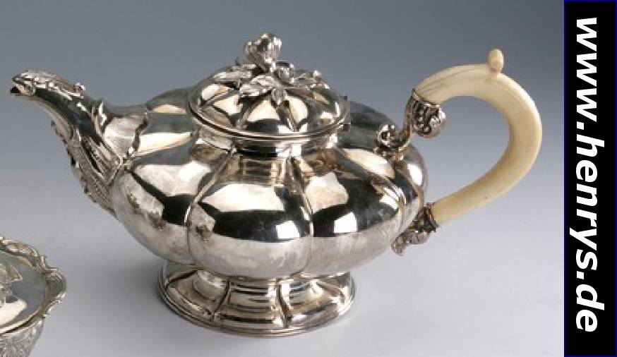Teekanne, Frankeich um 1835/40, 950er Silber, vollplastische vegetabile Deckelbekrönung, Griff Elfenbein, Außguß reichabstrakt floral verz., ...
