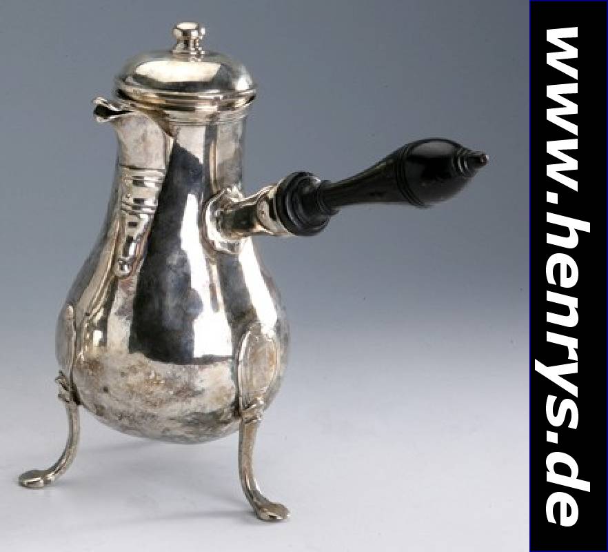 Schokoladenkanne, Frankreich um 1760, 90er Silber, aufwendige Verarbeitung, Griff Holz geschwärzt, Deckel sek., H. ca. 24 cm, ca. 650 g