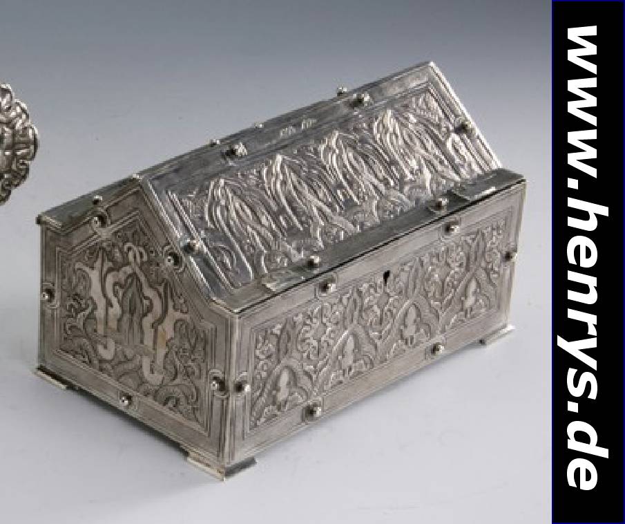 Schatulle in Form einer Truhe, Silber gepr., orientalisierend, Inschrift, ca. 12 x 12 x 20 cm, ca. 835 g, bei Schloß Feder defekt, Schlüssel anbei